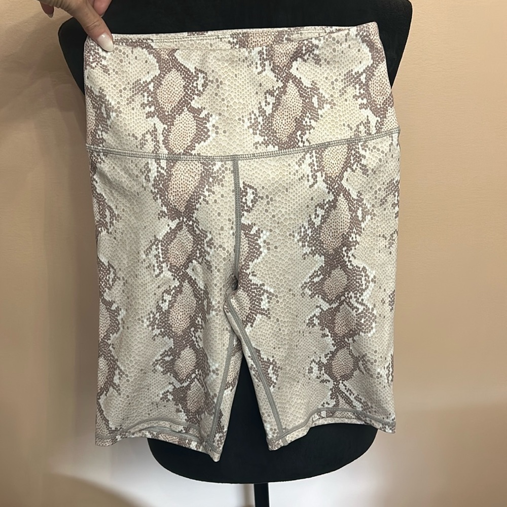 VARLEY ALBURY sz XS biker shorts Champagne snakeskin